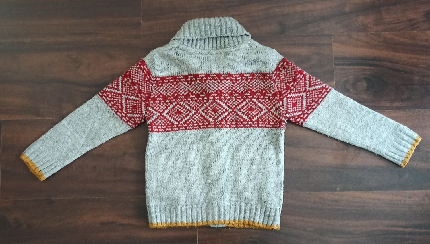 Sweter chłopięcy, r. 116, guziki, kieszonki