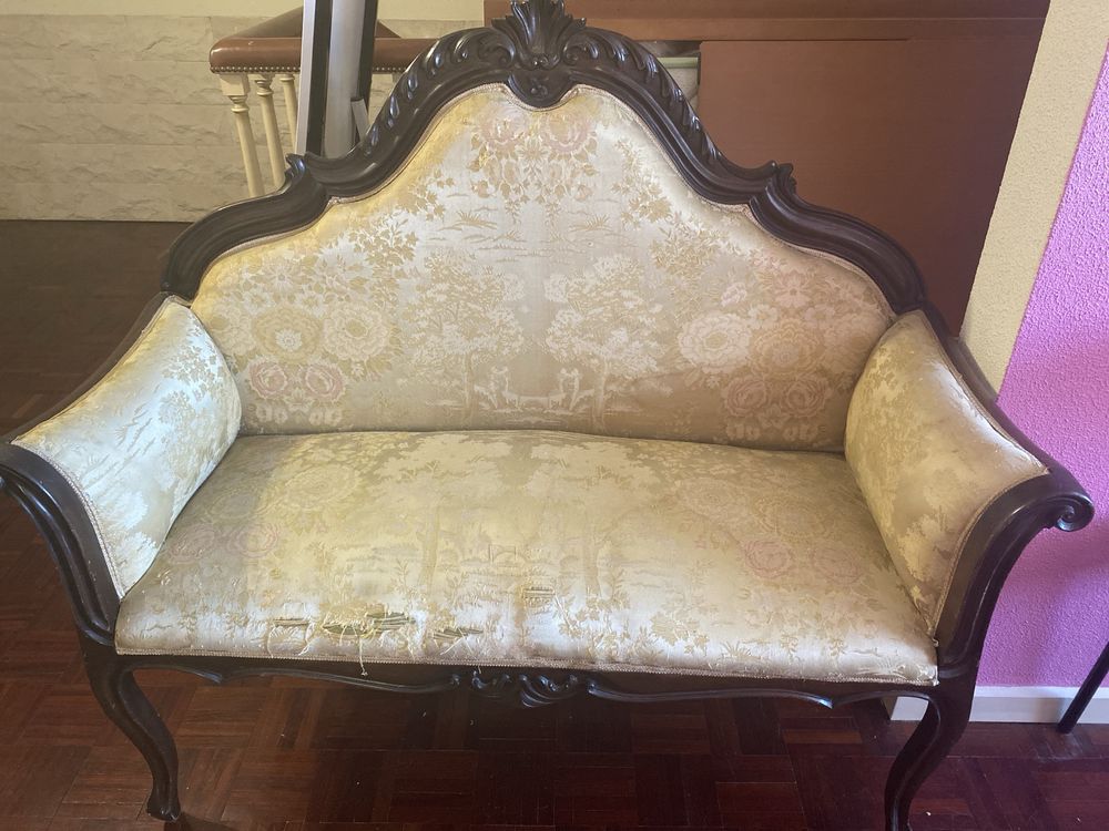 Sofa decorativo muito antigo