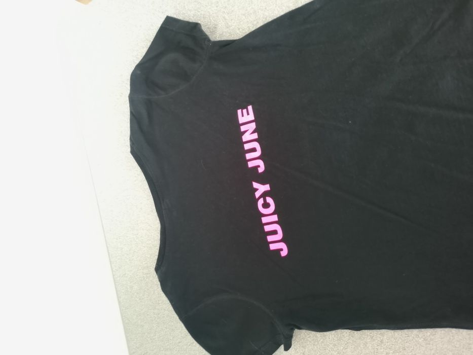 Czarny t-shirt z różowo neonowym nadrukiem
