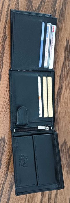 Nowy portfel męski ze skóry naturalnej.