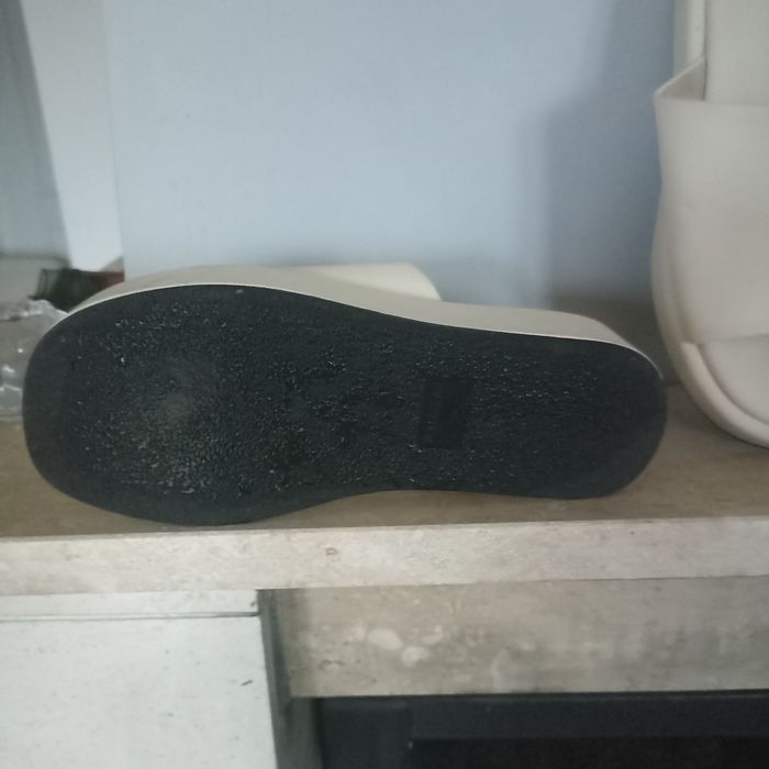 Klapki na grubej platformnie