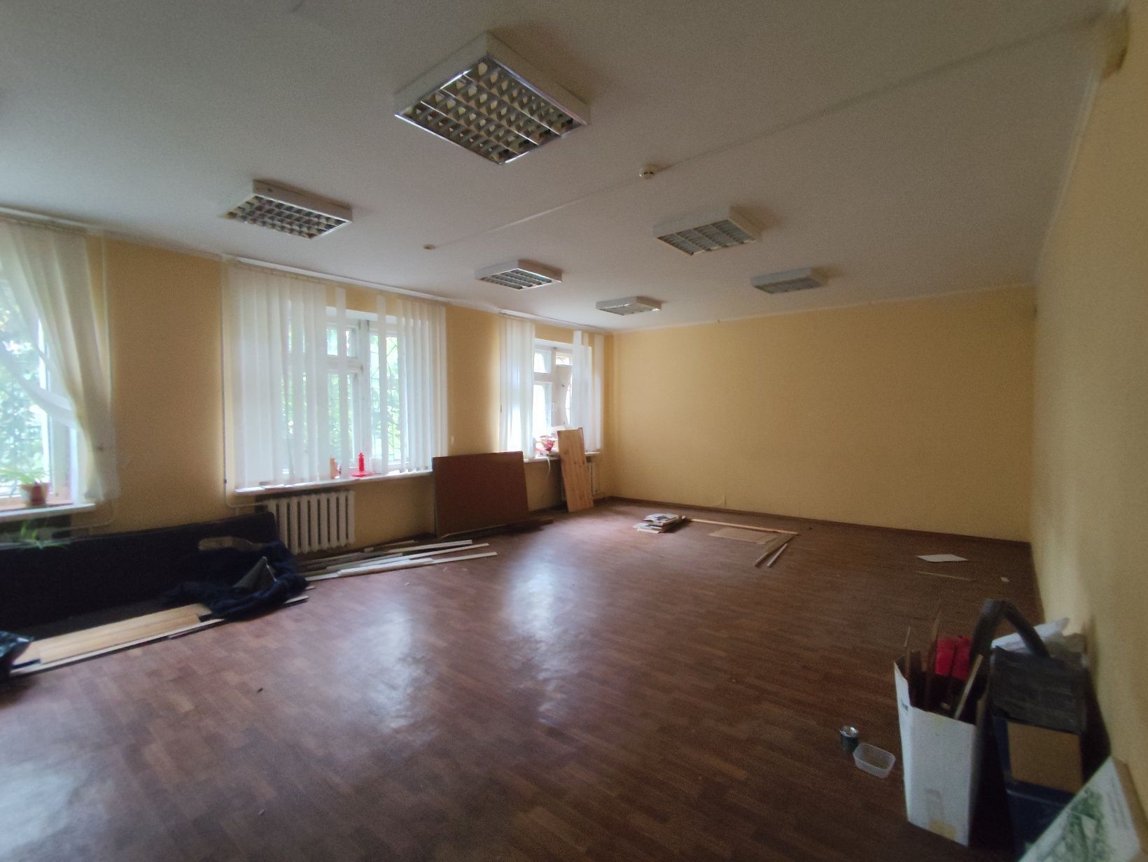 Продам адмвнбуділю в центрі м. Черкаси 2235м2, 320 дол м2.