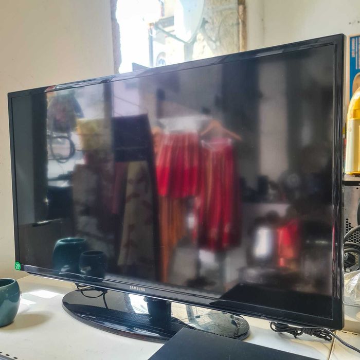 TV LED Samsung 40” UE40EH5000 (Full HD, 2x HDMI, USB Movie) – com base