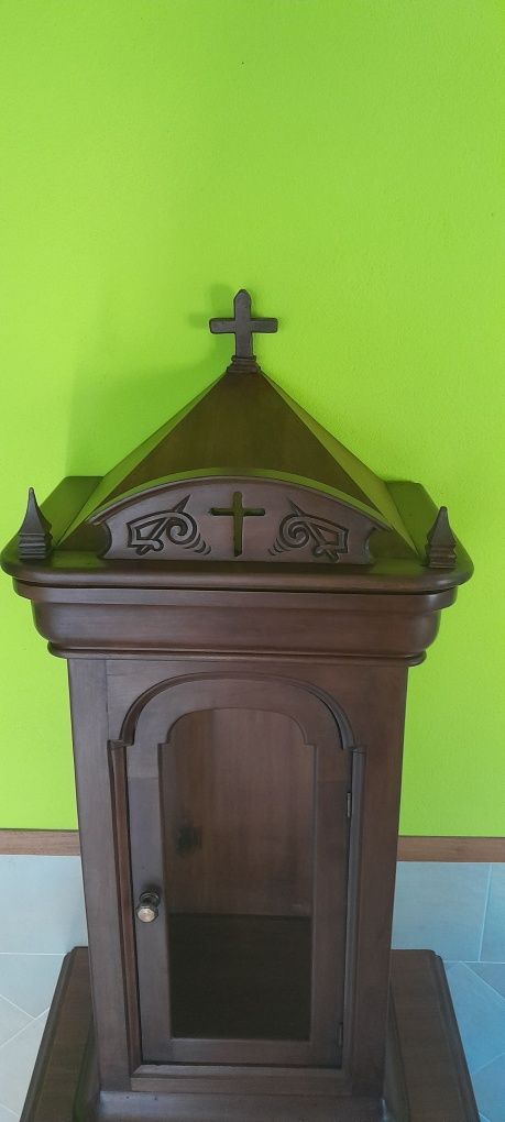 Oratorio em madeira.