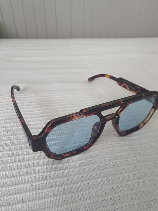 Óculos com lentes azuis claras