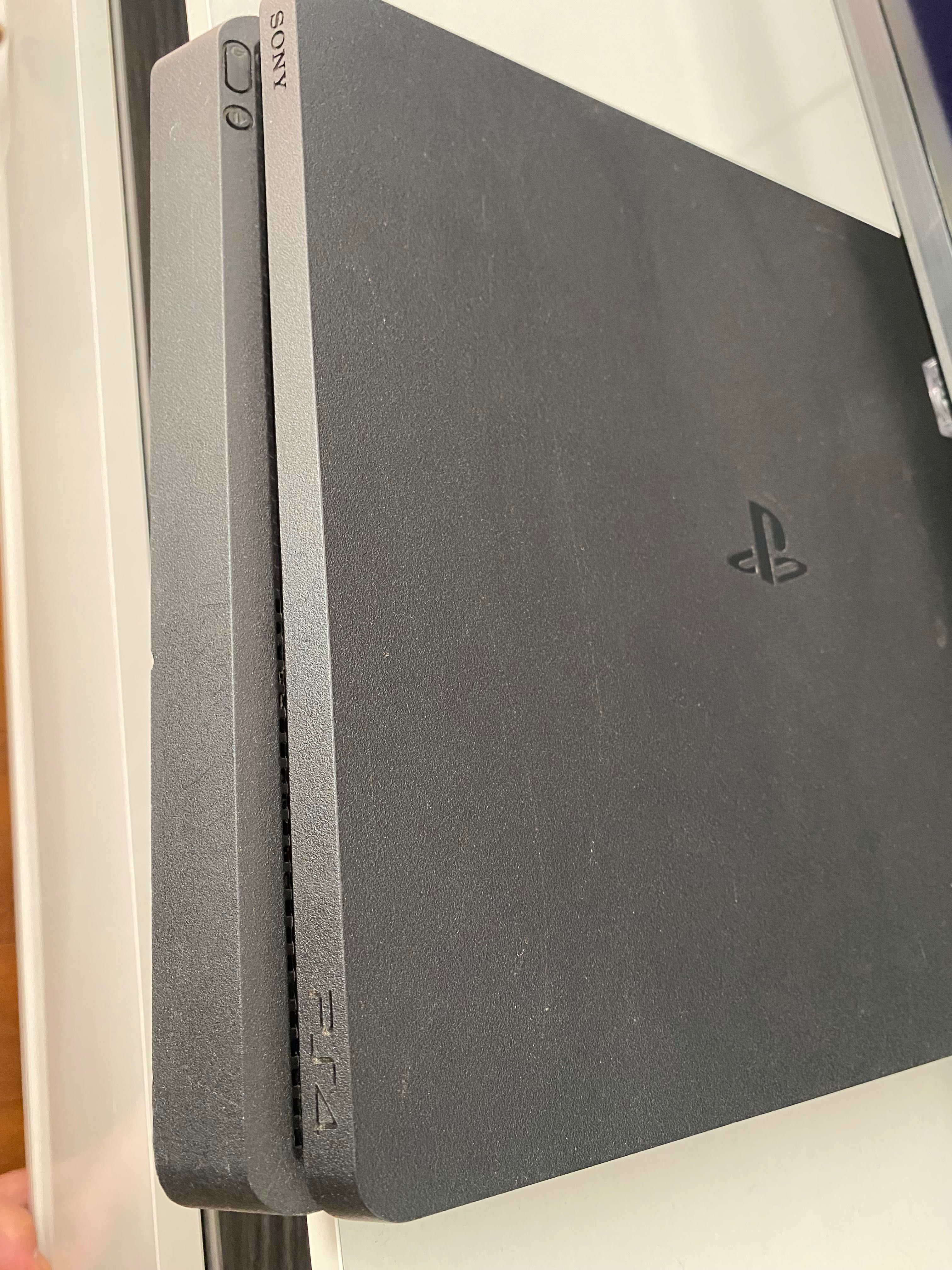 PS4 com dois controles