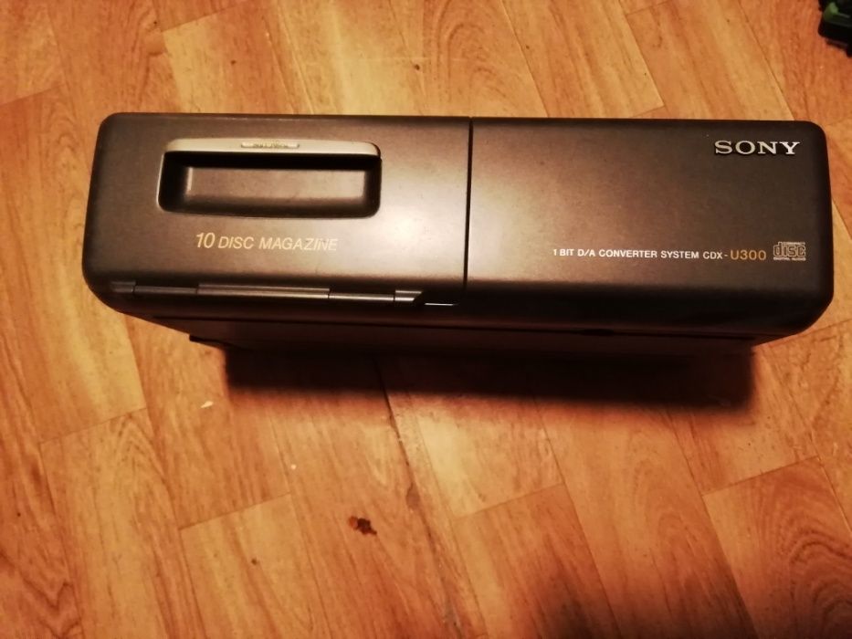 Rádio com colunas e caixa para 10 CD's e Twiters