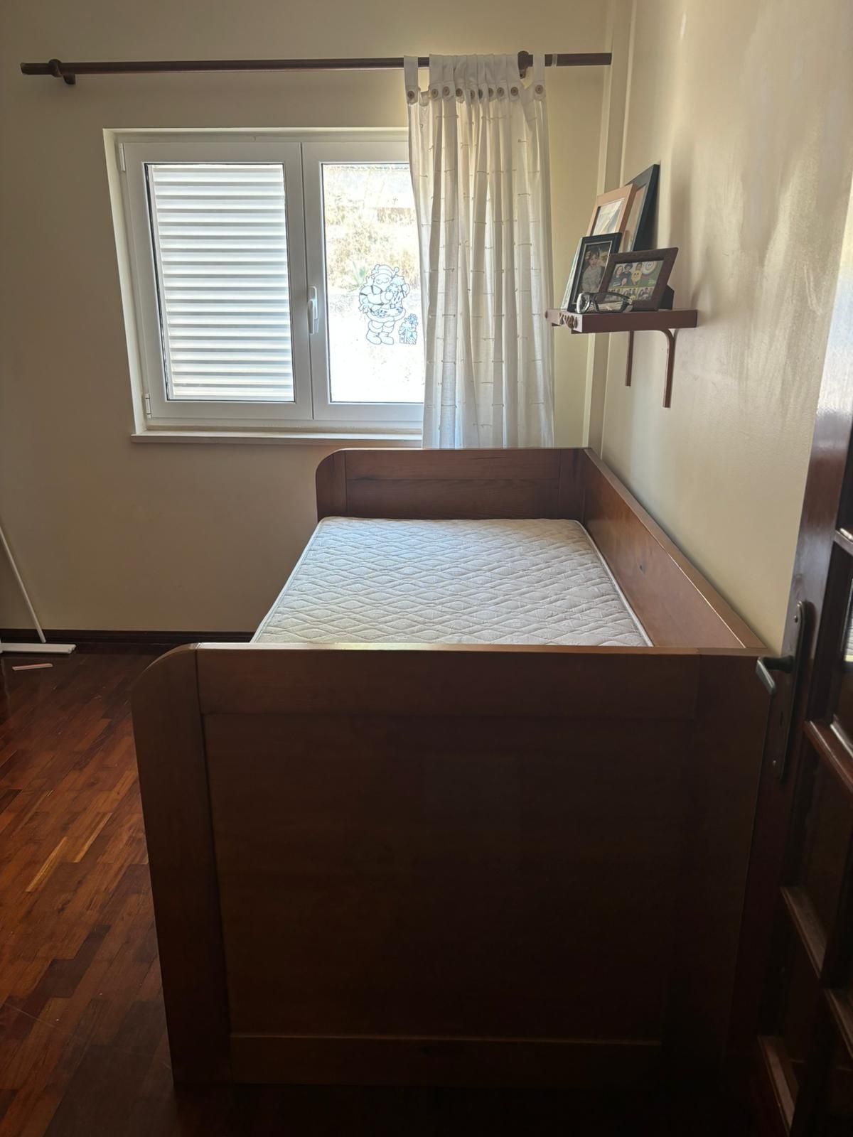 Cama dupla de jovem