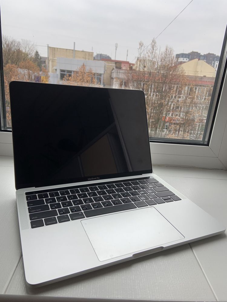 MacBook pro 13, 8/256, 2019 з touch bar, макбук