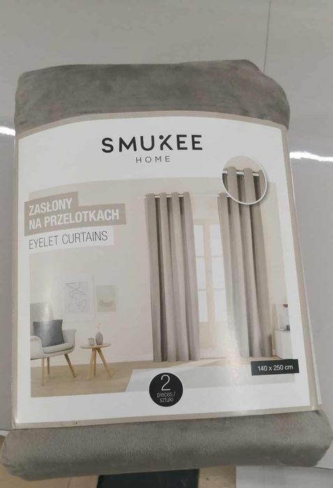 Zasłony beżowe na przelotkach SMUXEE