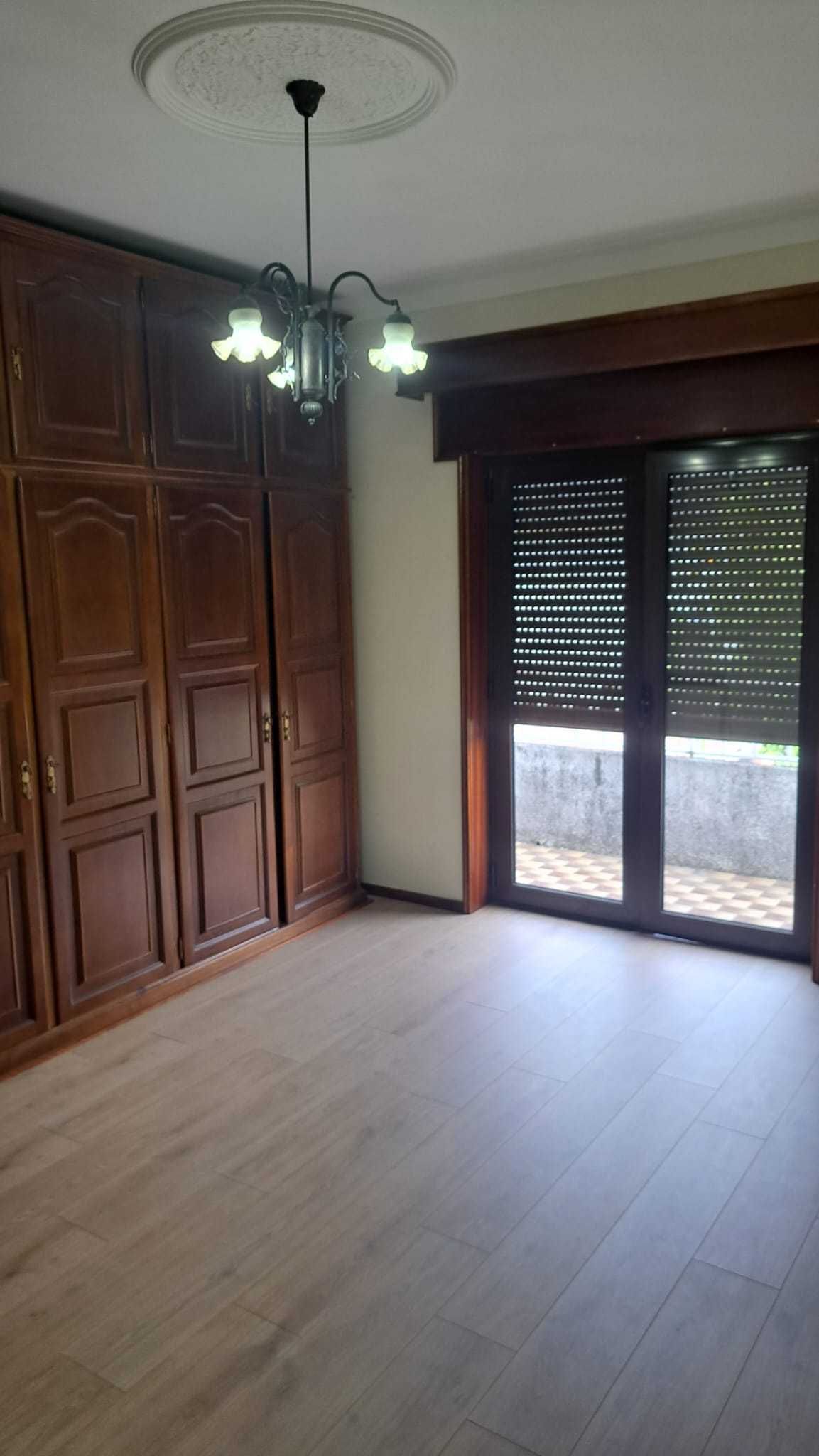 Vivenda T4 com jardim e garagem