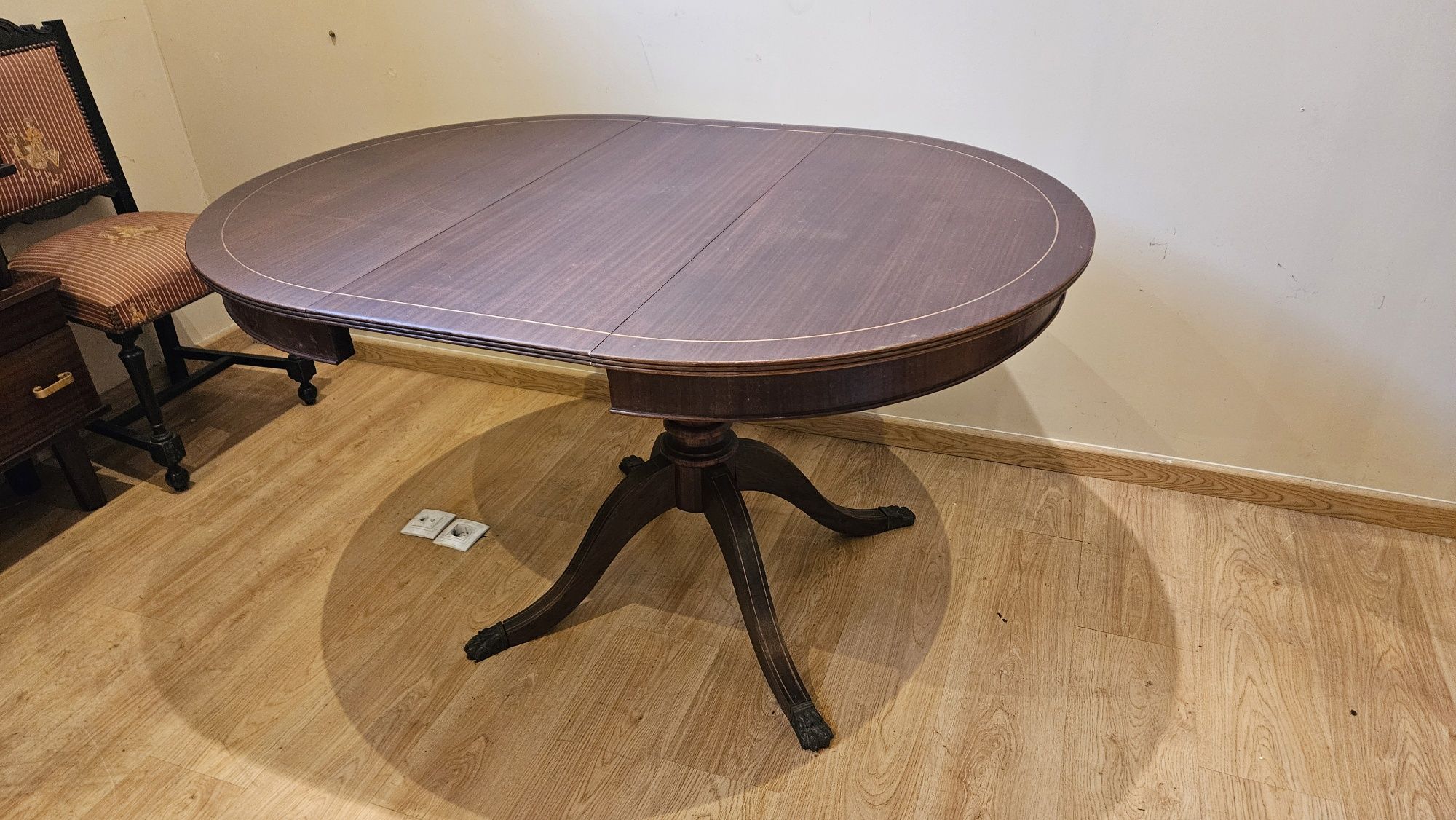 Mesa de jantar redonda em madeira maciça