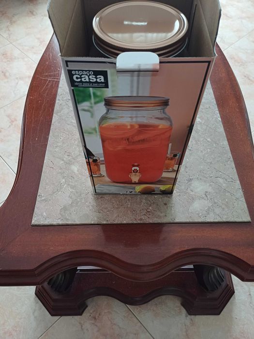 copos e balde de gelo-dispensador de bebidas e prato de bolo-ver fotos