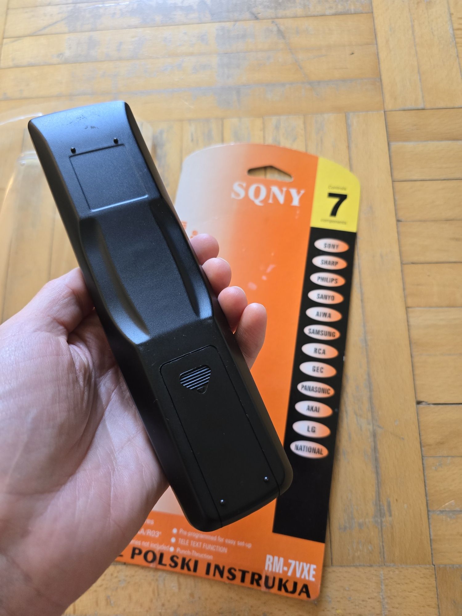 Pilot uniwersalny Sqni RM-7VXE prawie nowy do TV, wieży, VHS itd.