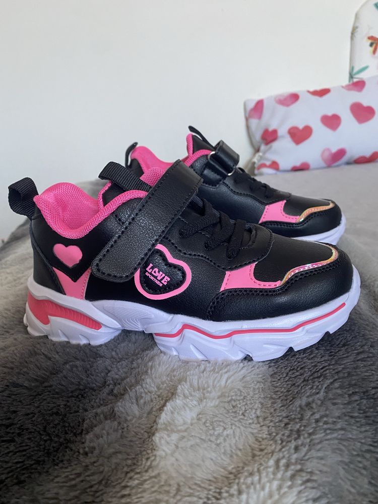 Tenis pretos e rosa