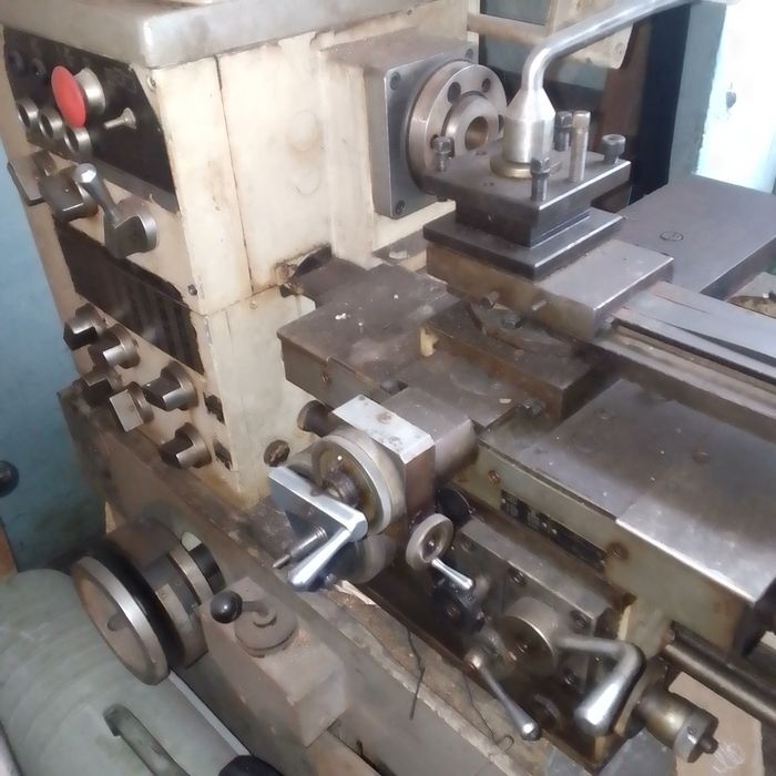 Токарний станок .