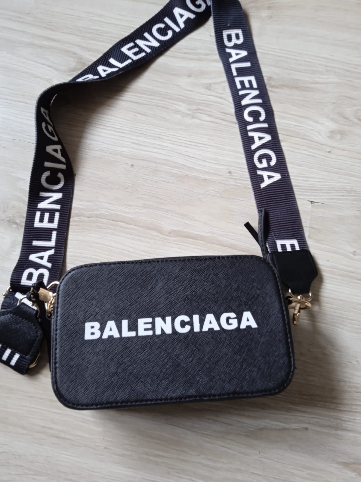 Balenciaga camera cross body torebka