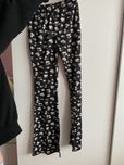 Legginsy czarne rozszerzane w kwiatki