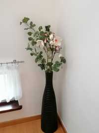 Wysoki, duży wazon z Ikea wraz z kwiatami.