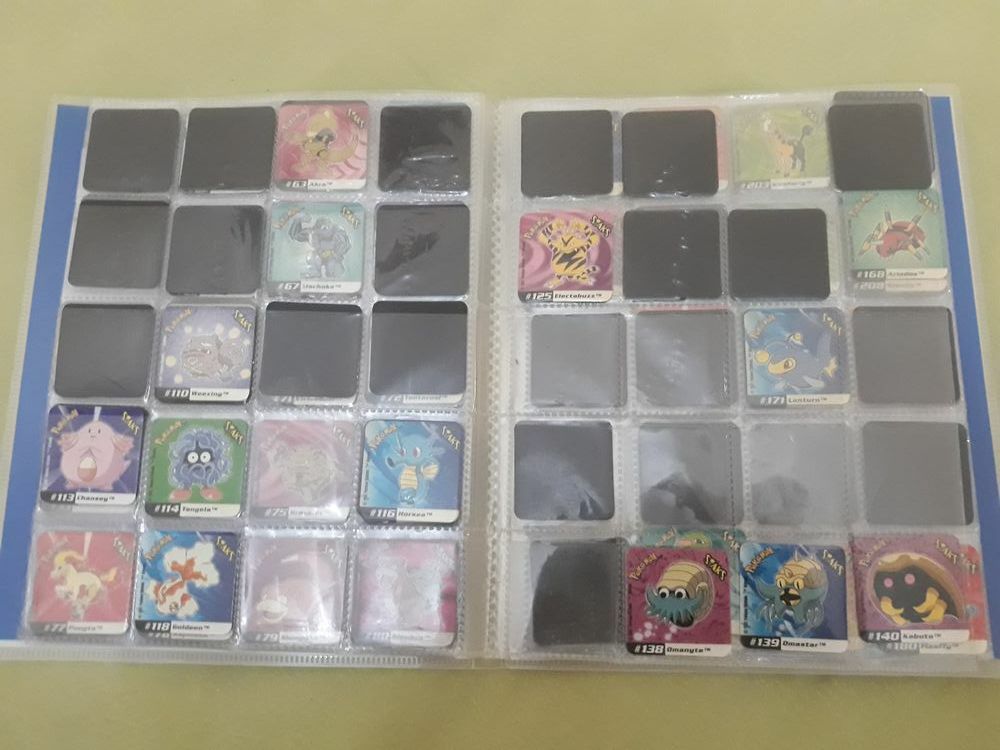 Caderneta com 118 Staks Pokémon