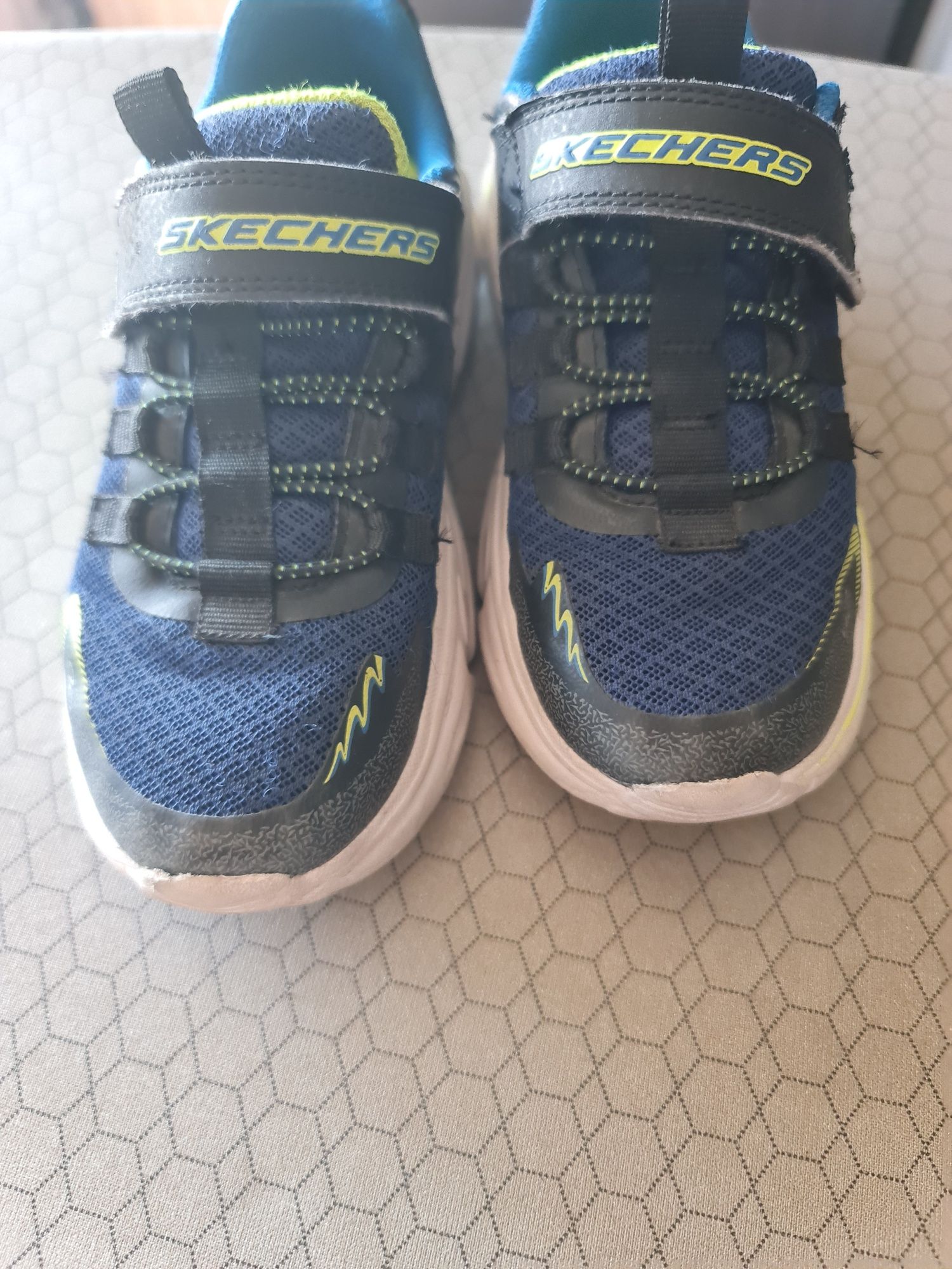 Tenis Skechers azuis com amarelo . Tamanho 33