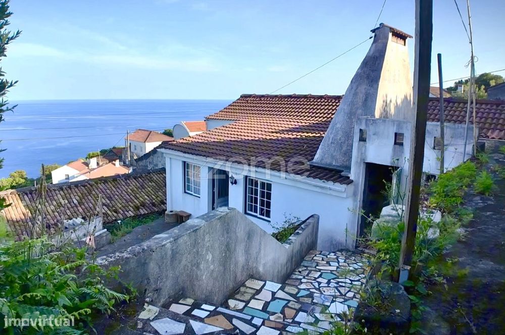 Moradia T4 com Vista Mar e Terreno Amplo em Ribeiras, Pico
