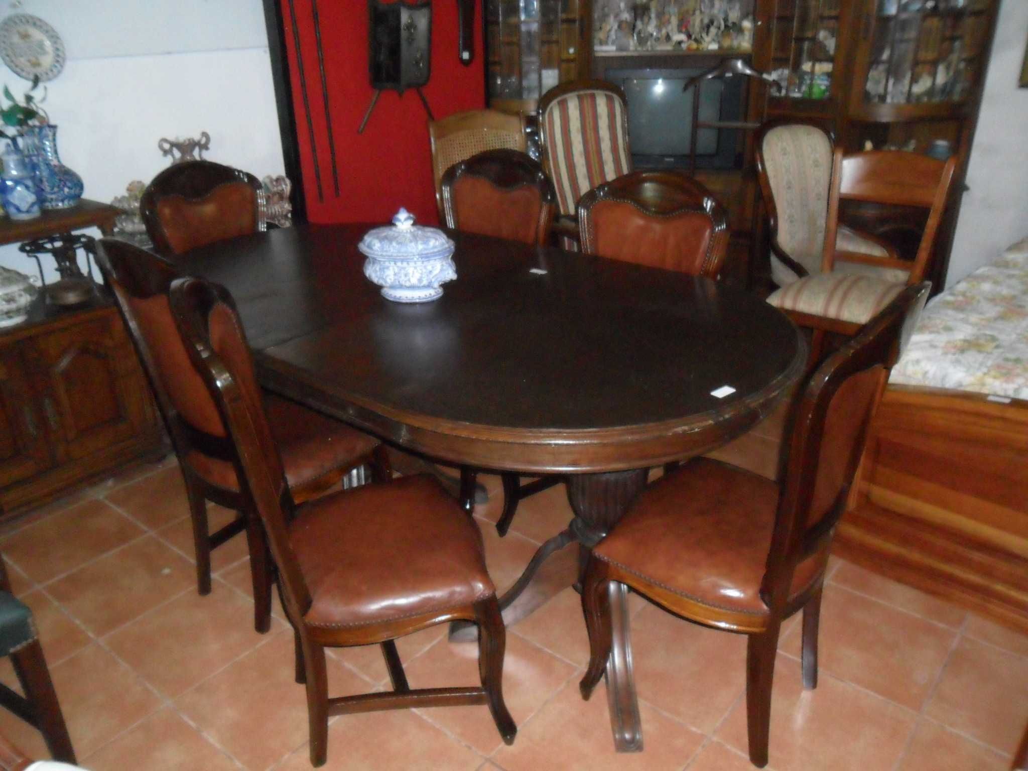 Mesa oval extensível com cadeiras