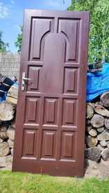 Drzwi zewnętrzne drewniane używane