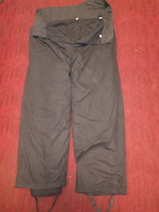 Одежда для рыбалки и штаны сварщика.