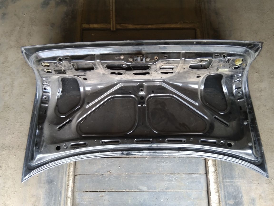 Крышка багажника БМВ Ляда Багажник BMW, предположительно Е34.