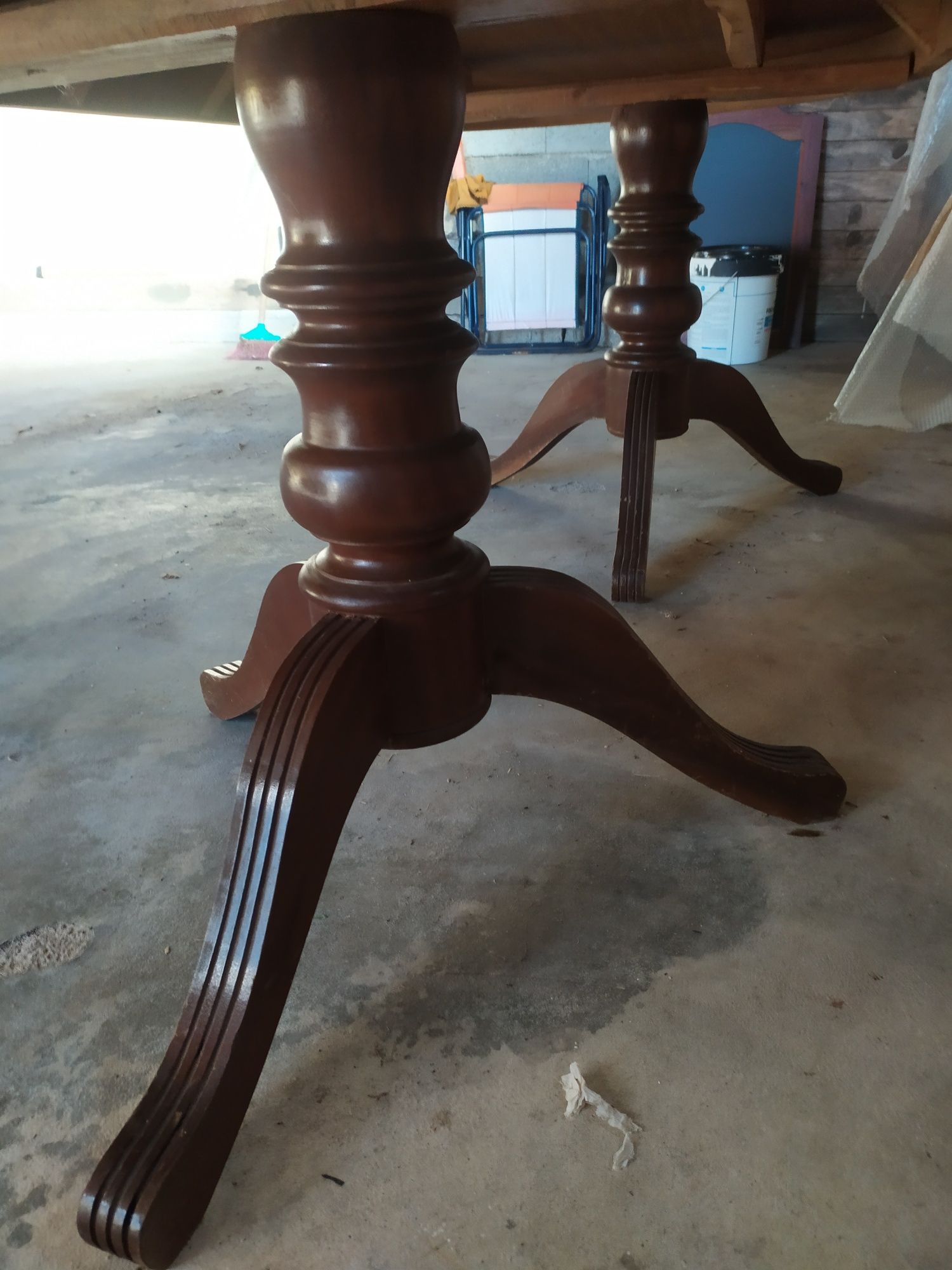 Mesa de sala de jantar e móvel bancada