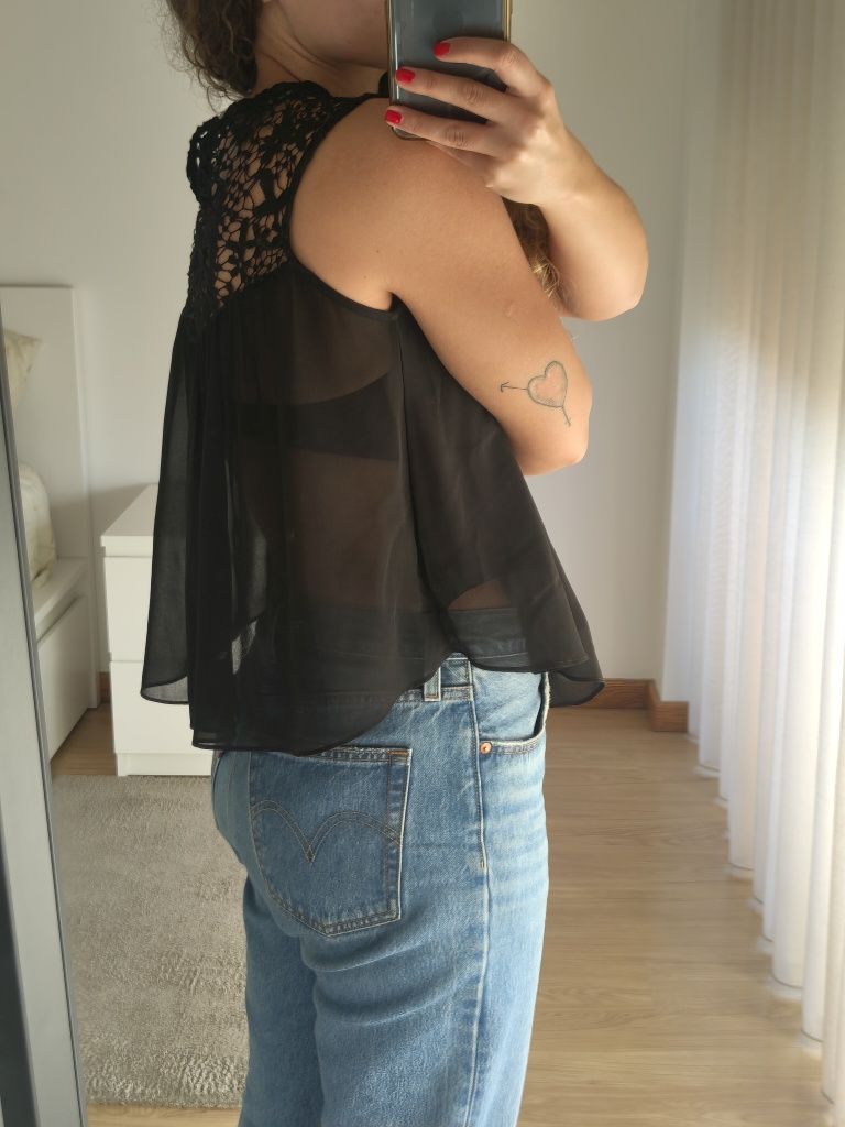 Camisola preta com renda