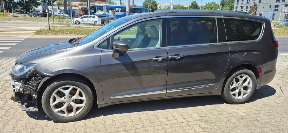 Chrysler Pacifica Auto sprowadzone stoi w Polsce