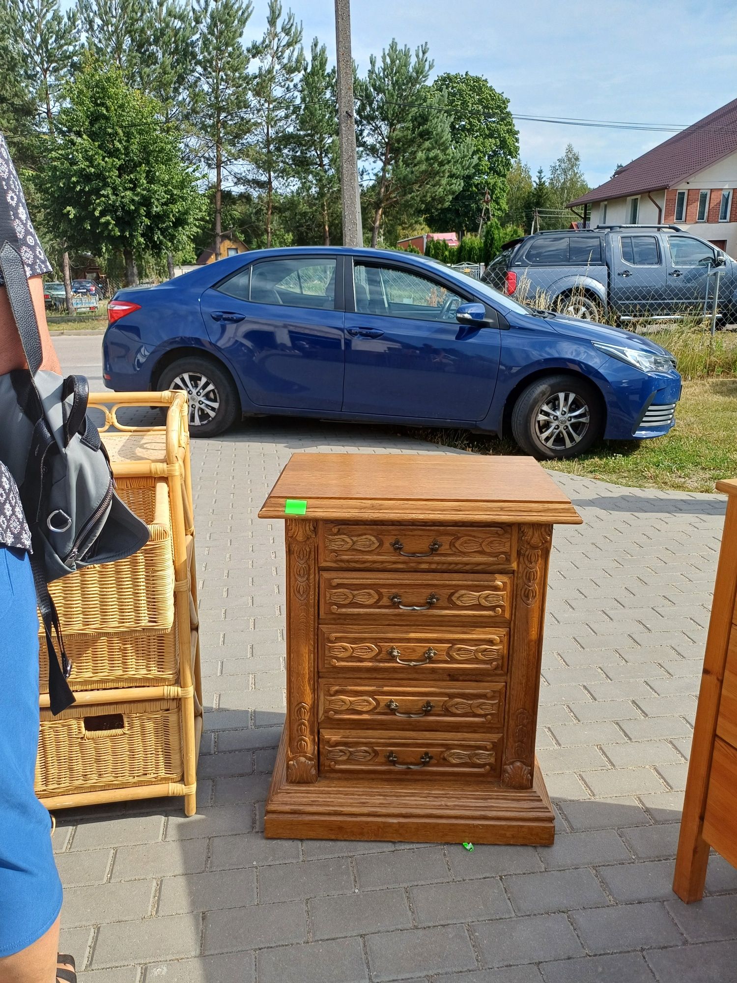Zdobiona szafka z szufladami