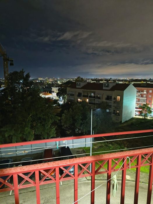 Quarto  todo mobiliado com cama de casal em ótima  localização