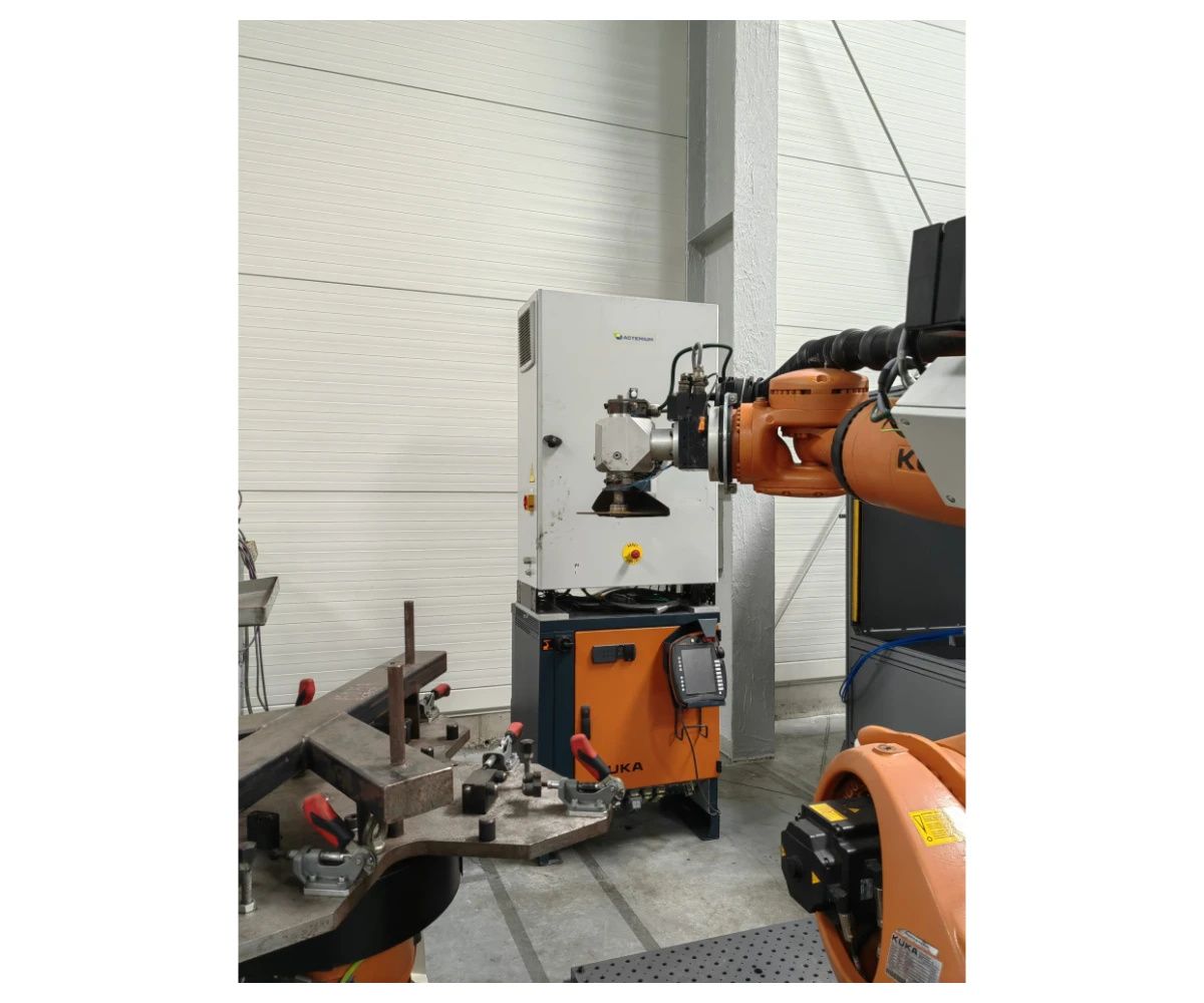 Szlifująco-Tnący Robot Kuka Kr 210 R2700 Prime Ze Stołem Obrotowym