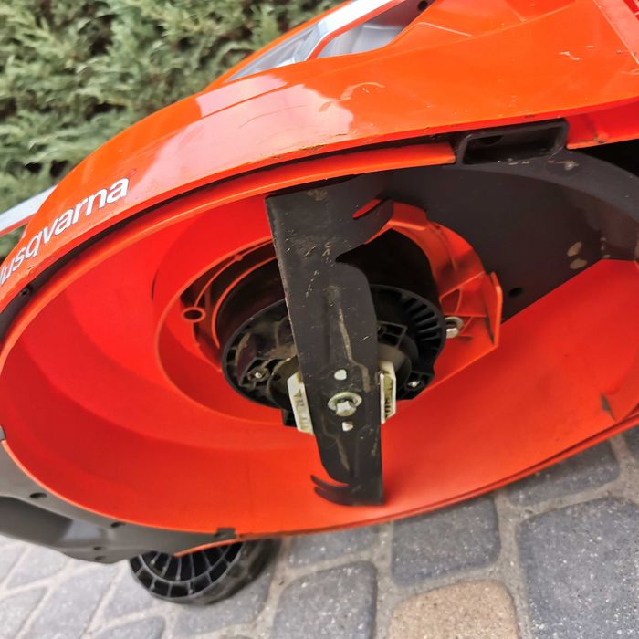 Kosiarka akumulatorowa HUSQVARNA 142iS.Stan jak Nowa.  2 Akumulatory