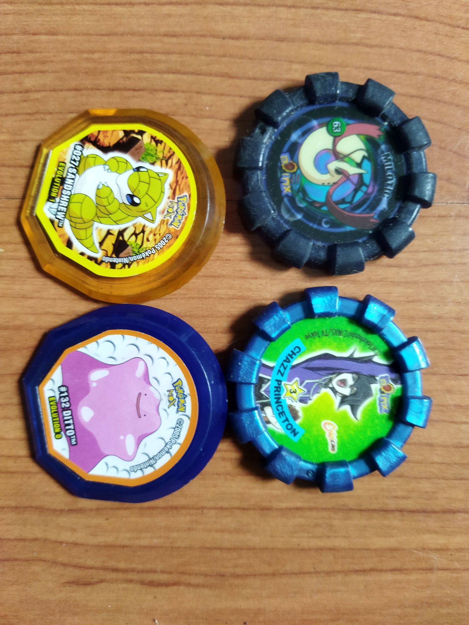 Varios bonecos e cartas futebol tazos hello Kitty animais Shrek Yoko