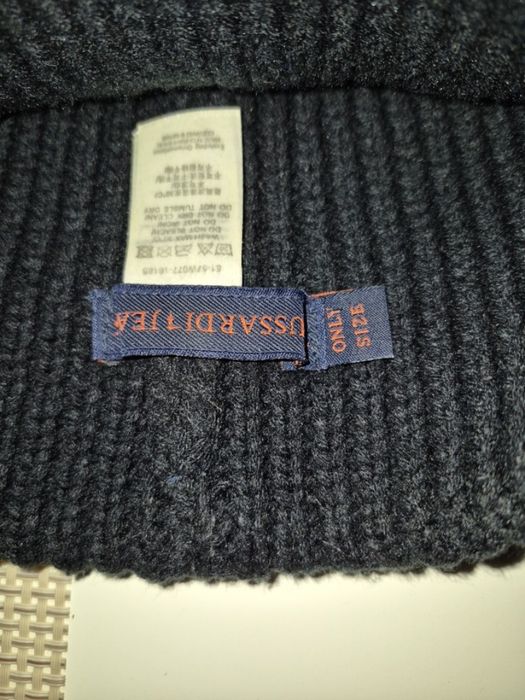 Продам чоловічу шапку Trussardi