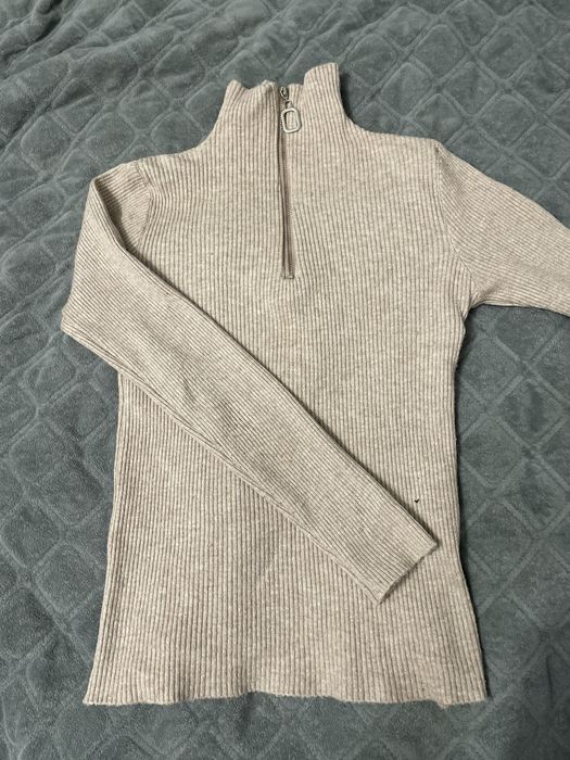 Кофта водолазка в бежевому кольорі
