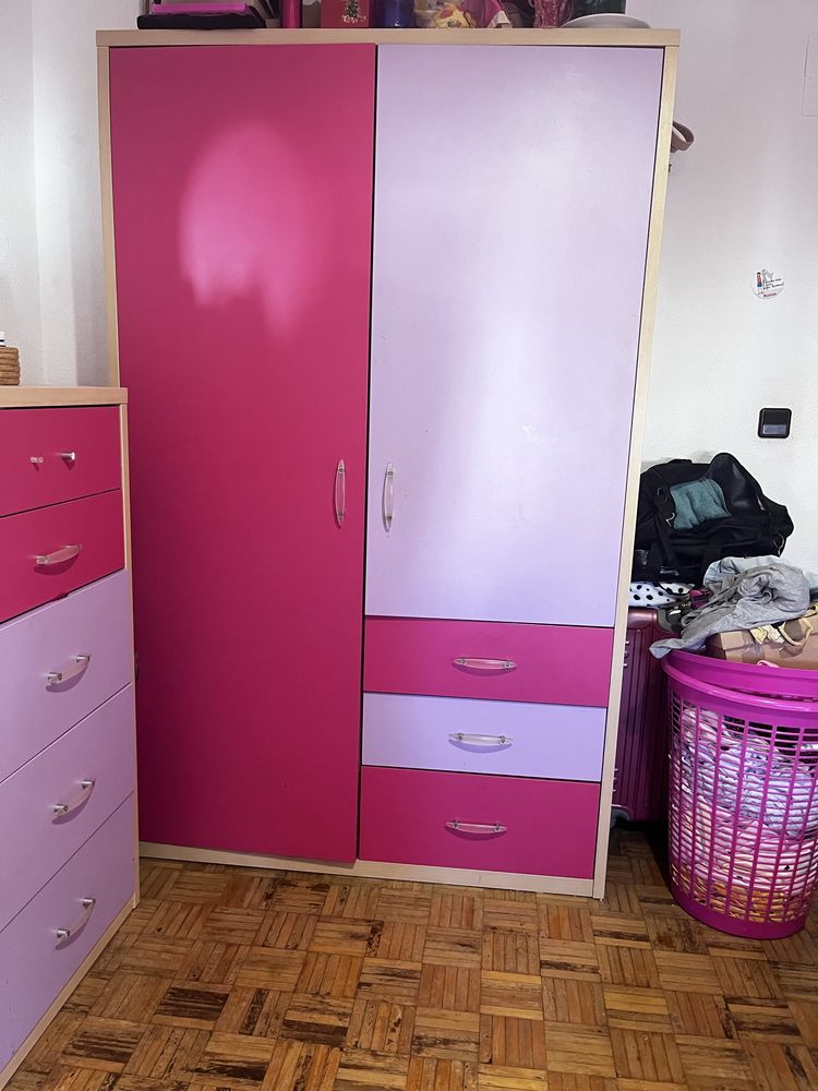 Quarto completo ( uma cama , um roupeiro , duas cómodas