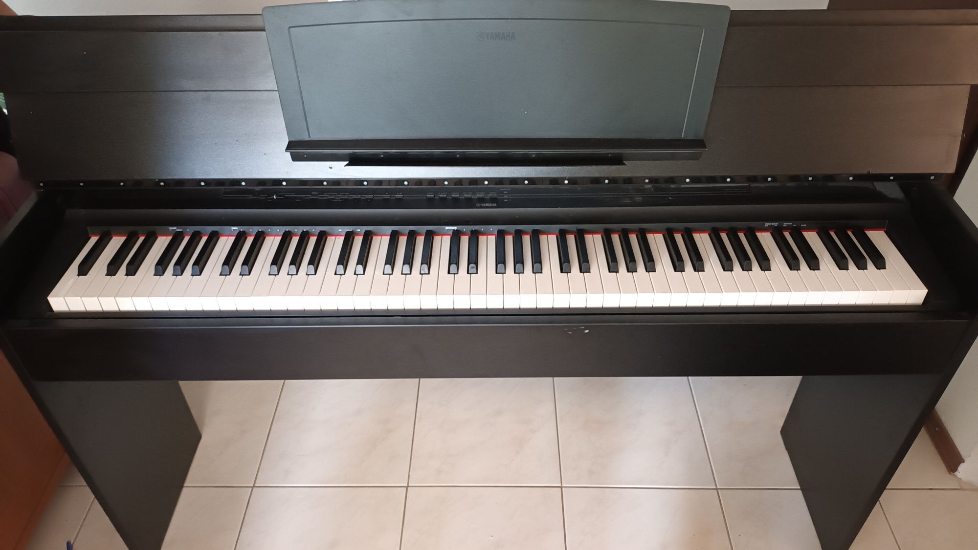 Pianino cyfrowe Yamaha P-125 z drewnianym statywem