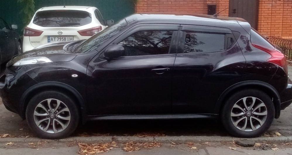 Водій зі своїм авто Ніссан Жук