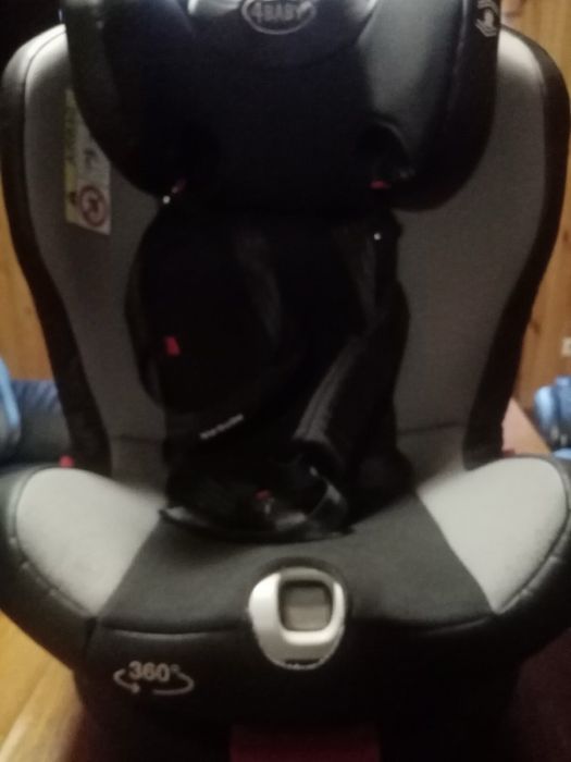 Крісло дитяче в машину