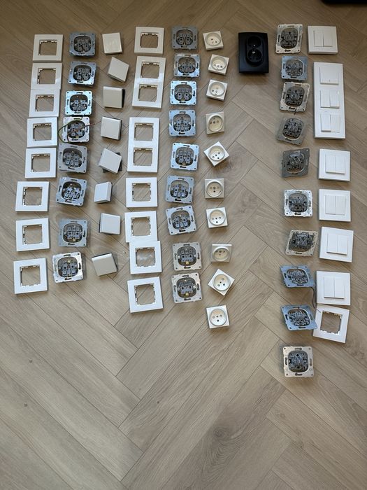 Zestaw gniazd i włączników kwadratowych