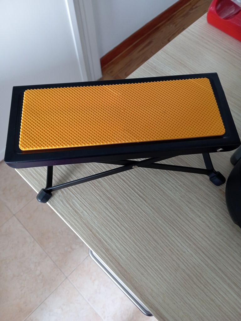 Apoio metálico para pé ao tocar instrumentos