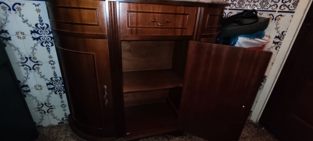Móvel de cerejeira de entrada com topo em mármore