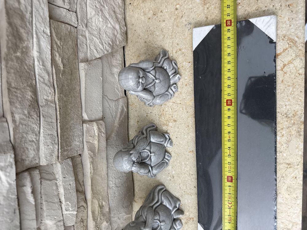 Ceramiczny Budda na kamieniu nie mowie nie slysze nie widze