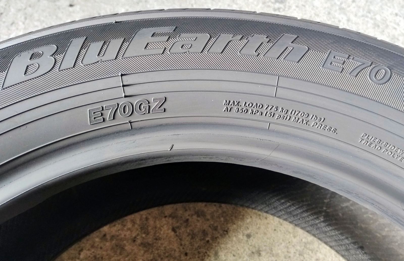 Шини літні R17 225/60 Yokohama Blu Earth E70