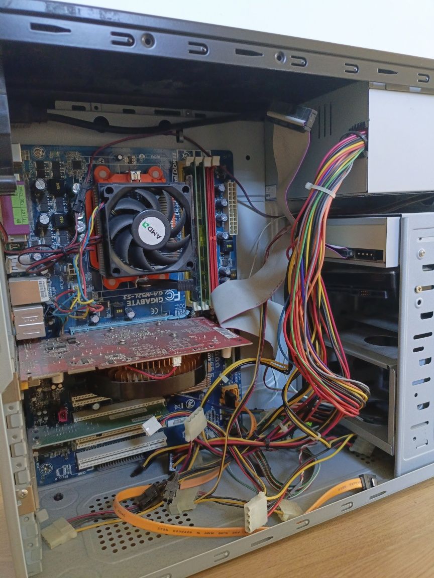 Komputer stacjonarny  AMD Phenom/3GB RAM/Gigabyte